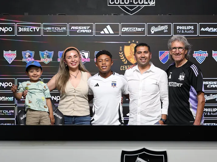 Apuestan a la sangre joven: Canterano de 14 años firma contrato en Colo Colo