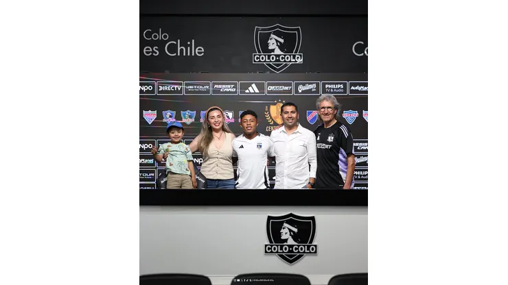 Foto: @colocolo en X. Colo Colo apuesta a la sangre nueva y firma a niño de 14 años.