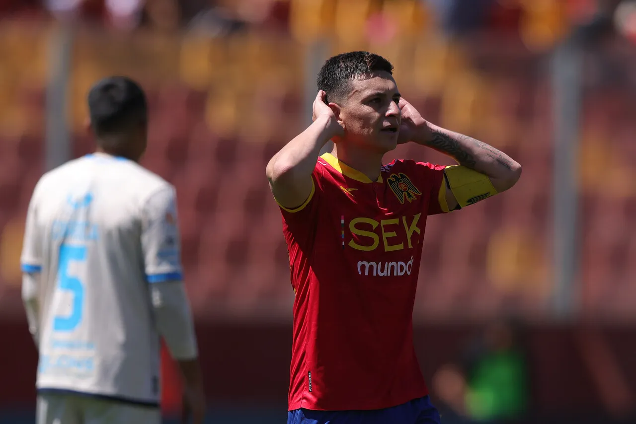 Aránguiz es hoy la gran opción en Colo Colo | Foto: Photosport