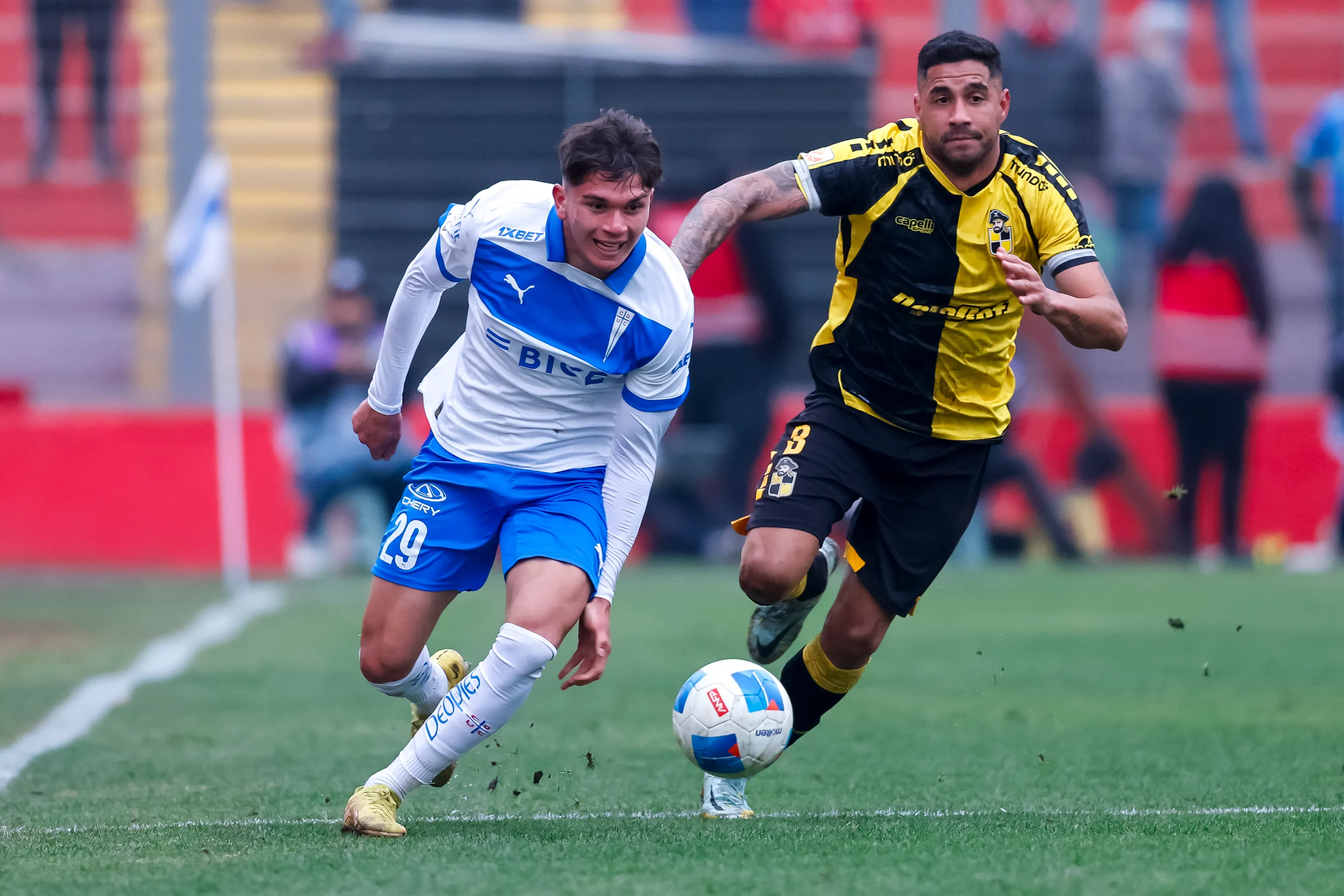 Cruzados y Piratas se miden por el primer trofeo del 2026 | FOTO: Pepe Alvujar/Photosport