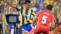 Foto: @rosariocentral en X. El ex Colo Colo tuvo un amargo debut en Rosario Central.