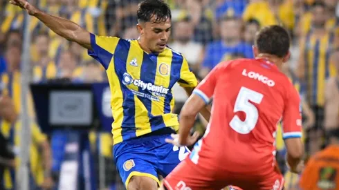 Foto: @rosariocentral en X. El ex Colo Colo tuvo un amargo debut en Rosario Central.
