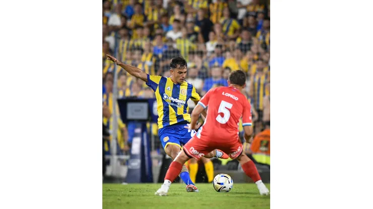 Foto: @rosariocentral en X. El ex Colo Colo tuvo un amargo debut en Rosario Central.