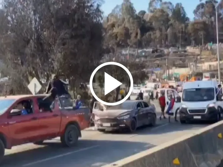 Indignante: captan violenta pelea entre barristas de la U y Colo Colo en Lirquén