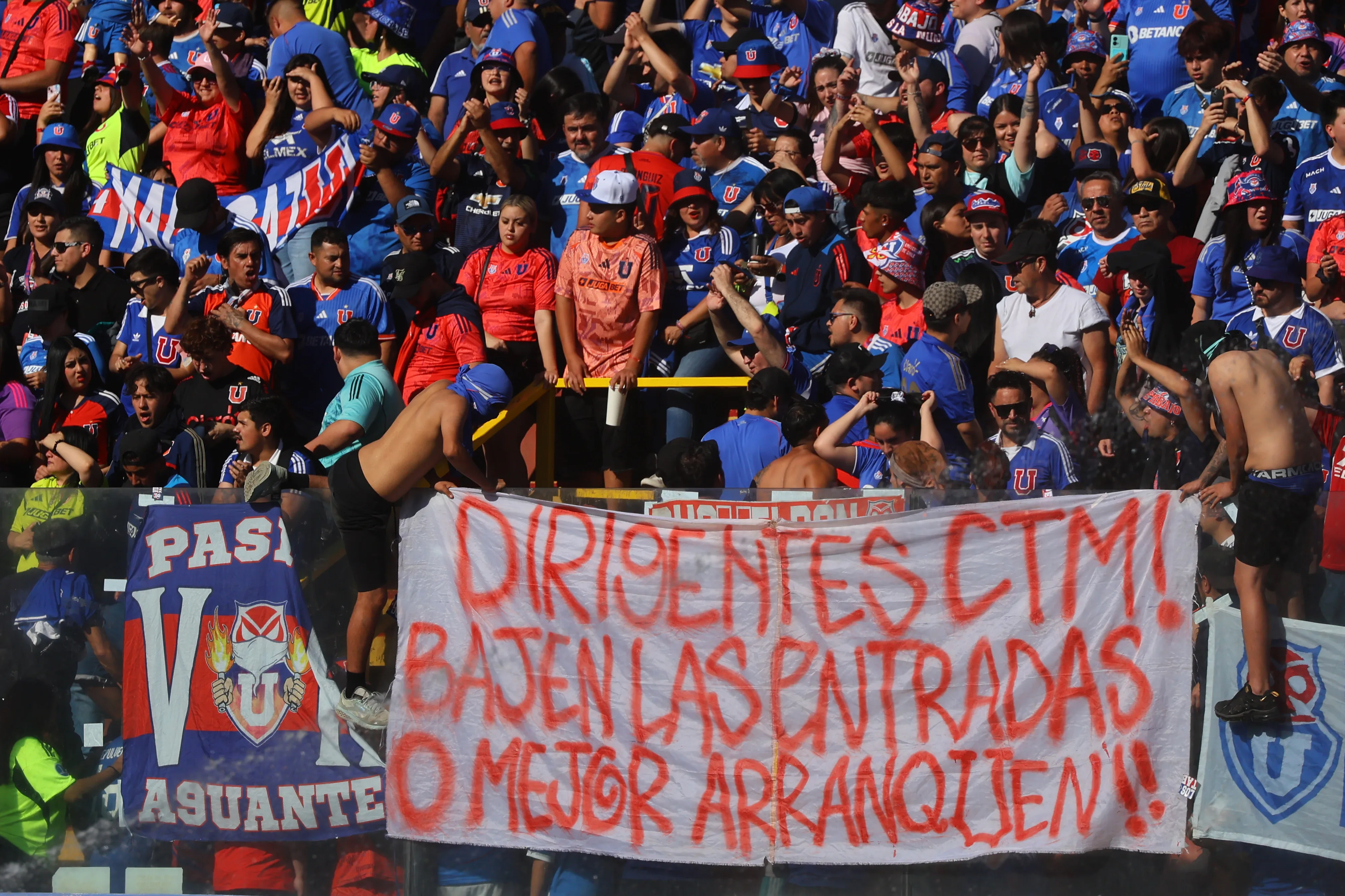 No es primera vez que los hinchas de la U alegan por el alto precio de las entradas | FOTO: Jonnathan Oyarzun/Photosport
