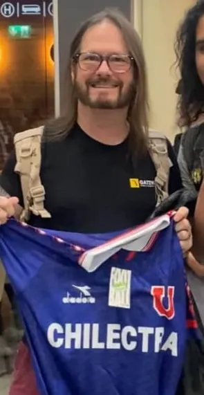 Gary Holt, guitarrista de Exodus y Slayer, exhibe su camiseta de la U 1996.