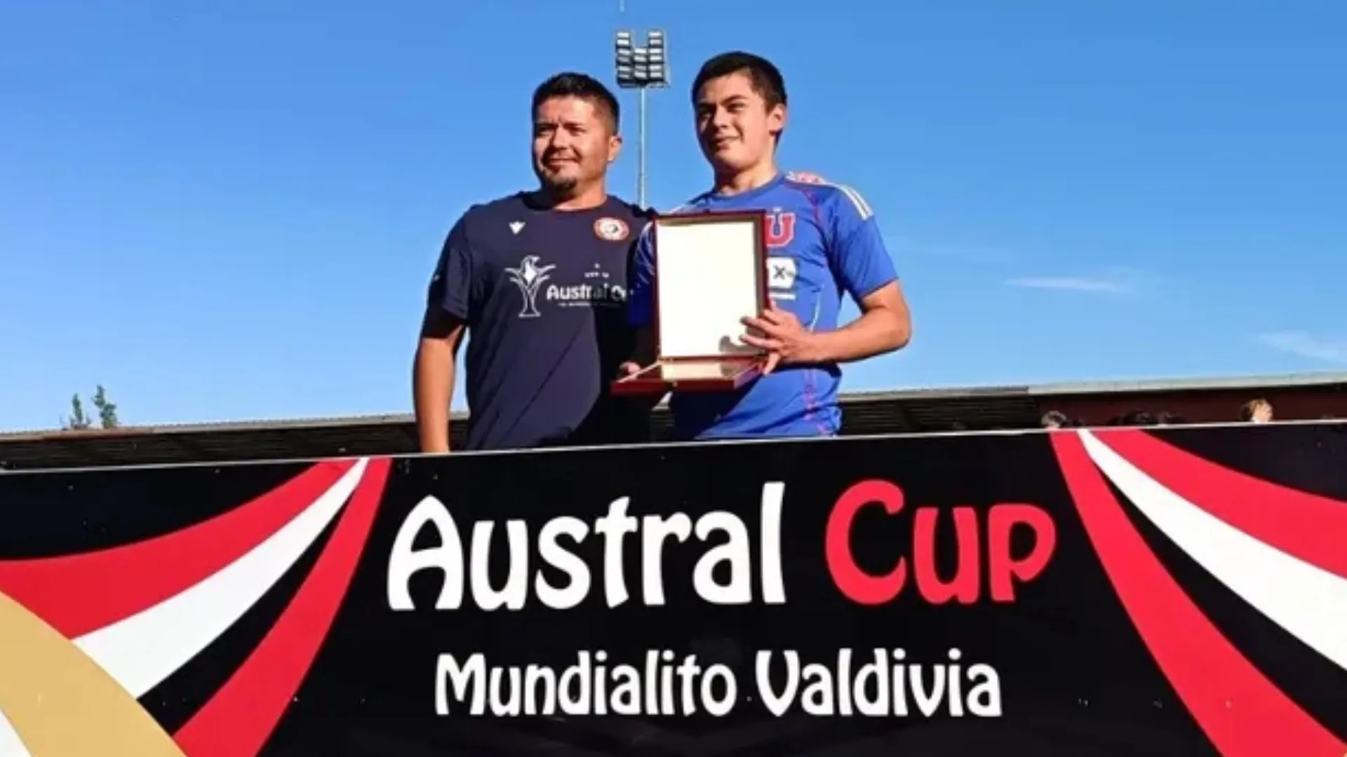 Tomás Meneses recibió el título de Figura Promisaria en su primer torneo con Universidad de Chile. (Escuela de Fútbol UACh)