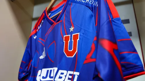 Foto: @udechile en X. Los azules se verán afectados legalmente por la filtración anticipada de la equipación.
