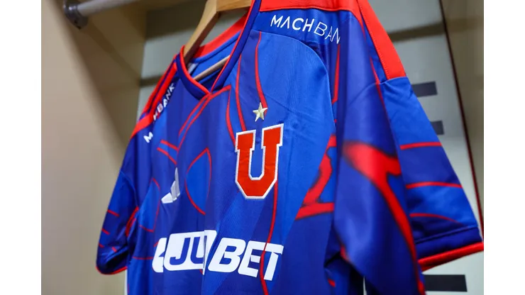 Foto: @udechile en X. Los azules se verán afectados legalmente por la filtración anticipada de la equipación.