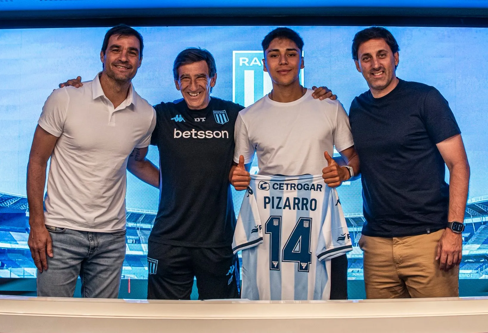 Damián Pizarro junto a Gustavo Costas y Diego Milito. (Foto: @RacingClub)