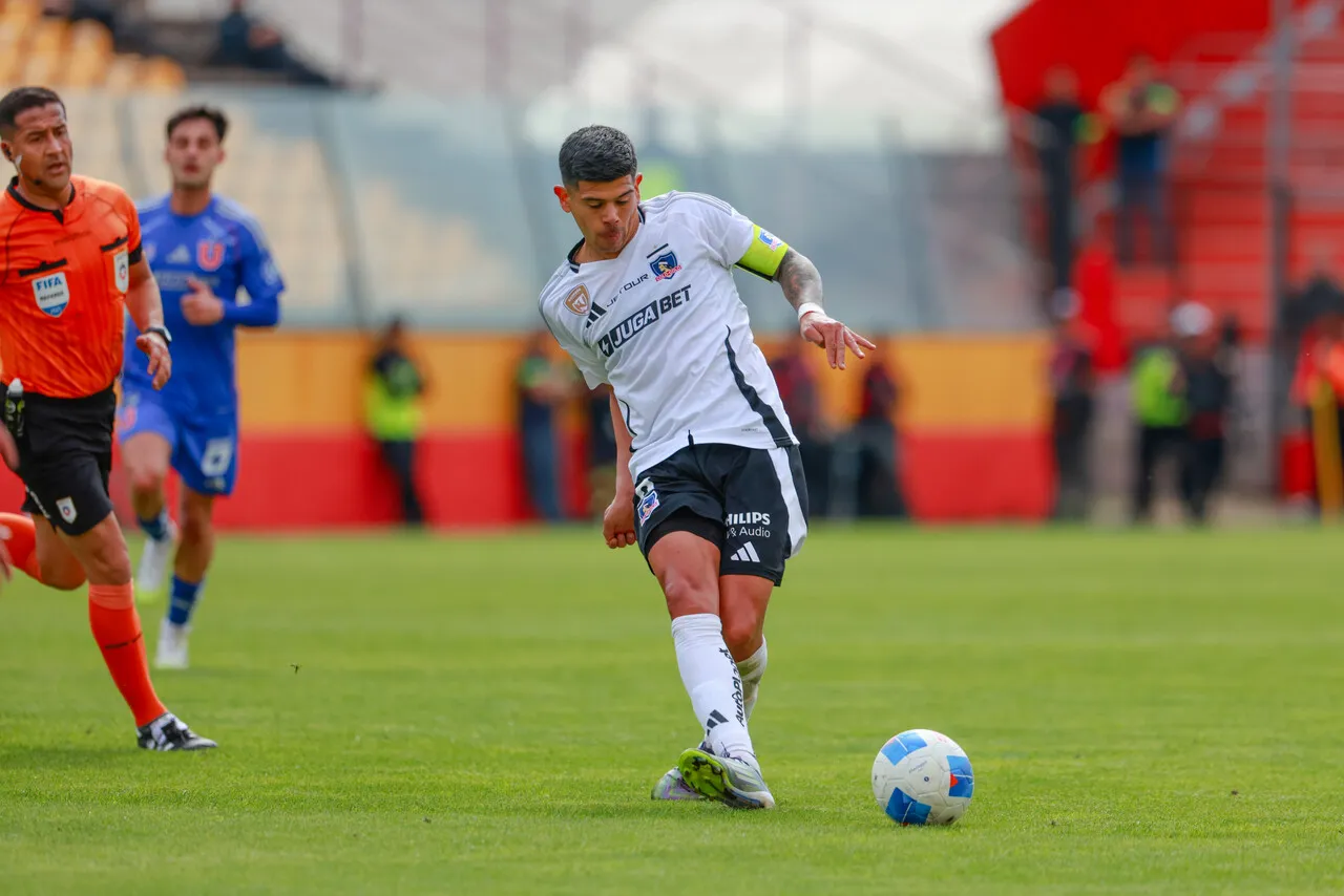 Fernando Ortiz sacó a Esteban Pavez de Colo Colo. | Foto: Photosport