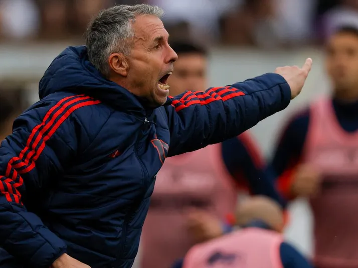 Álvarez se olvida de Perú y podría dirigir a un ex U. de Chile