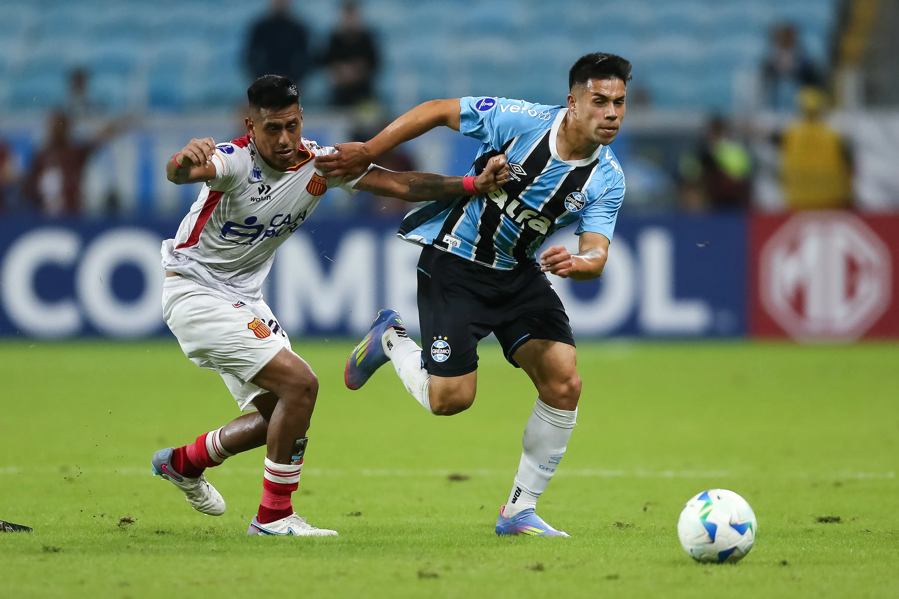 Alexander Aravena está en la mira de Peñarol. (Foto: Getty Images)