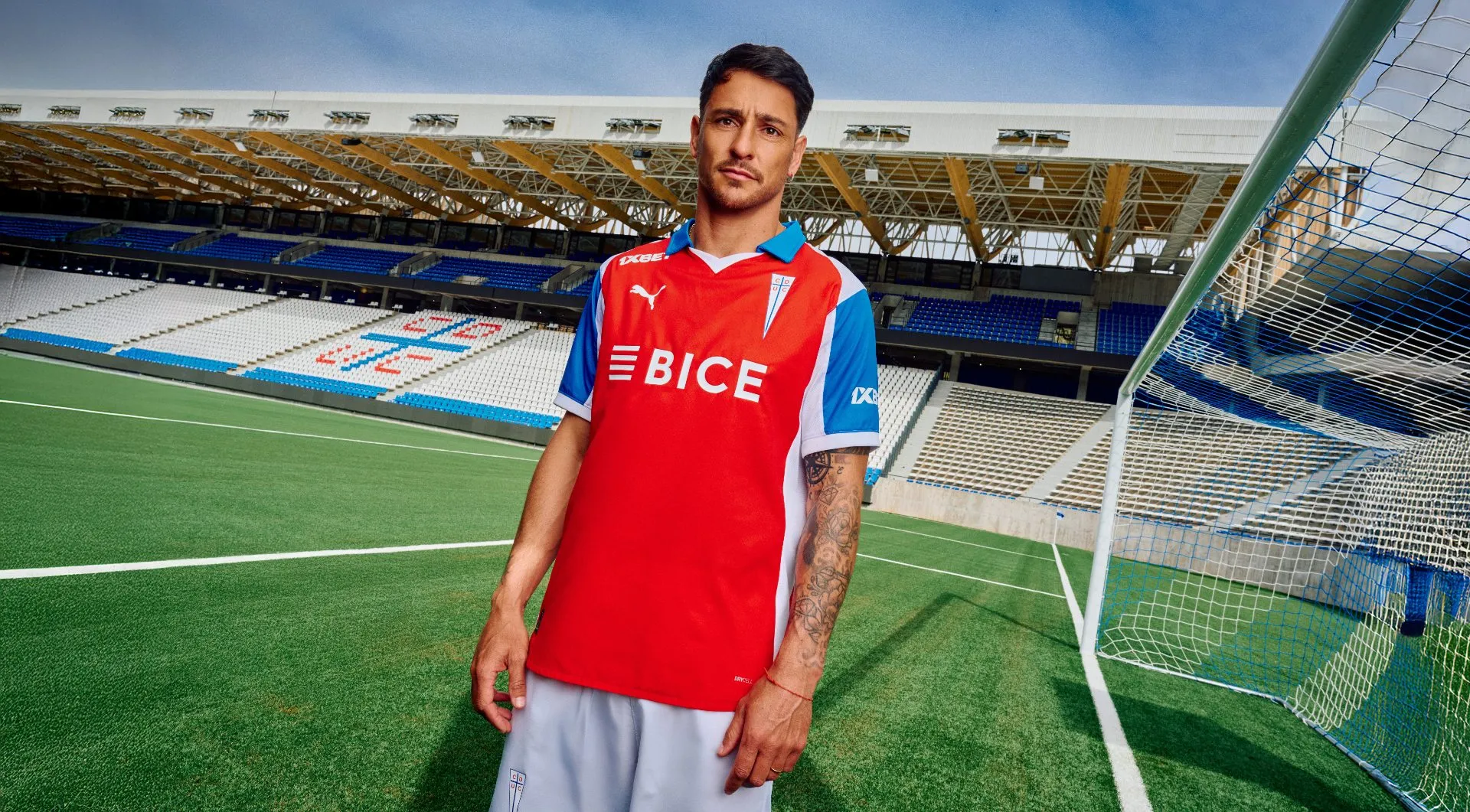 Fernando Zampedri luciendo la nueva camiseta de U. Católica. (Foto: Puma)