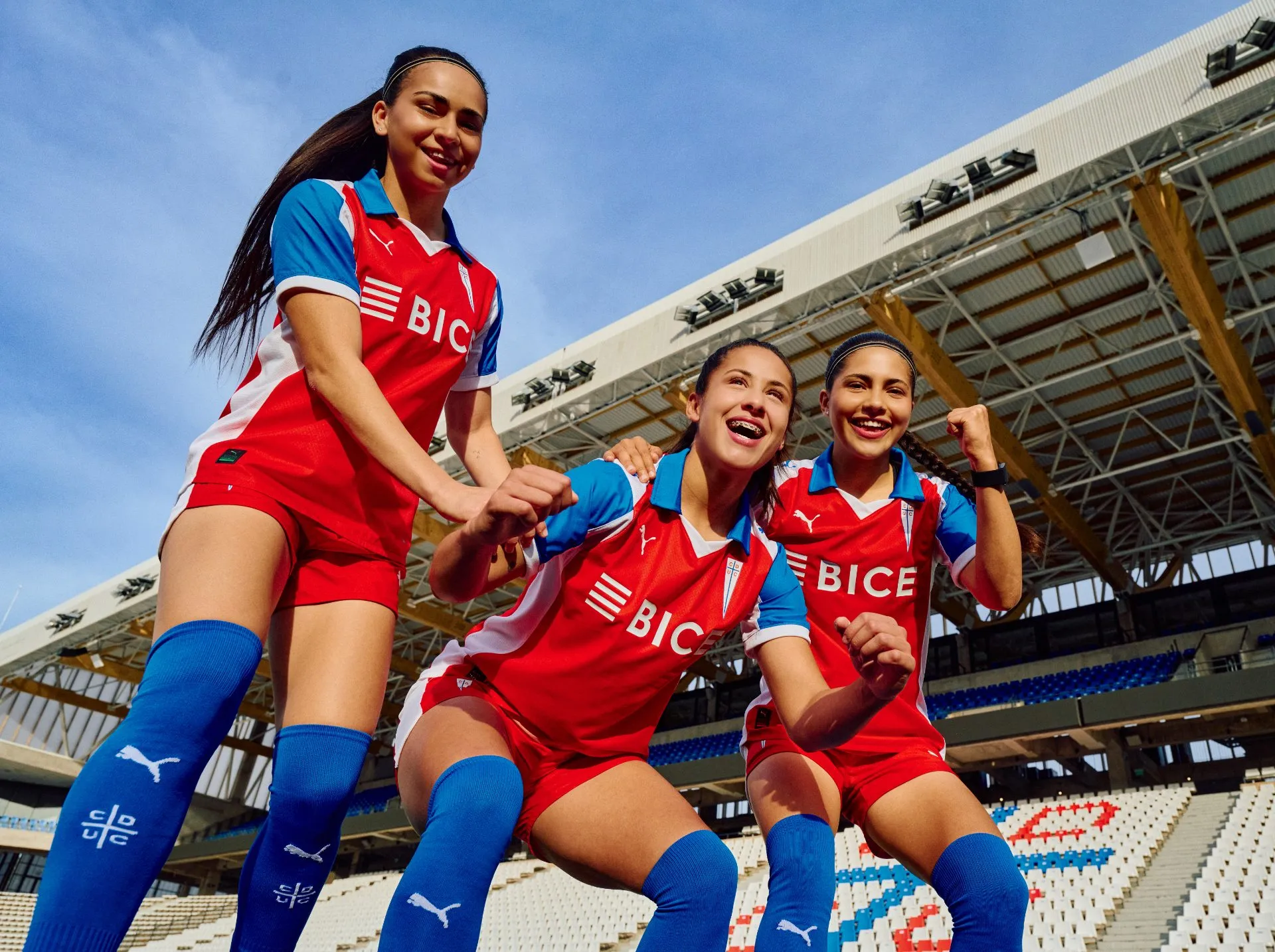 El equipo femenino de la UC también luce la nueva camiseta. (Foto: Puma)