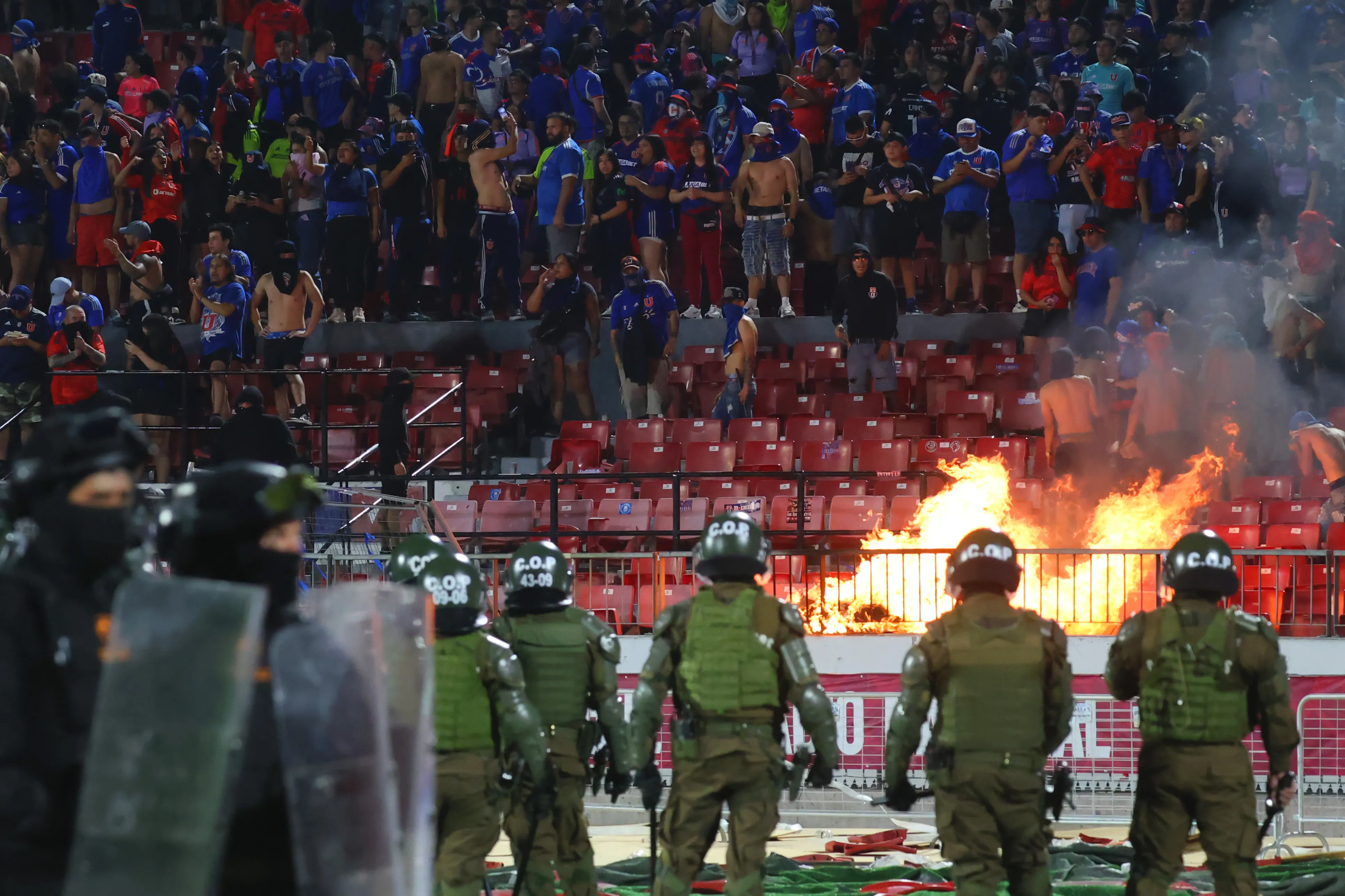 Un grupo de hinchas prendieron fuero en las tribunas del Coloso de Ñuñoa | FOTO: Dragomir Yankovic/Photosport
