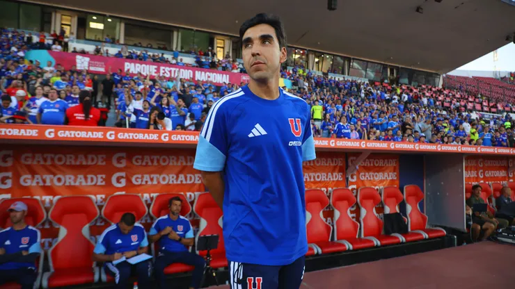 Francisco Meneghini dirigió su primer partido oficial en la U. (Foto: Dragomir Yankovic/Photosport)
