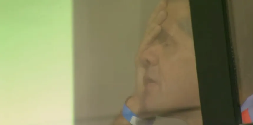 Michael Clark sin poder creer lo que estaba viendo en el Estadio Nacional | FOTO: Captura TNT Sports