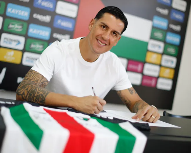 Foto: @cdpalestinosadp en X. Enzo Roco firmó en Palestino