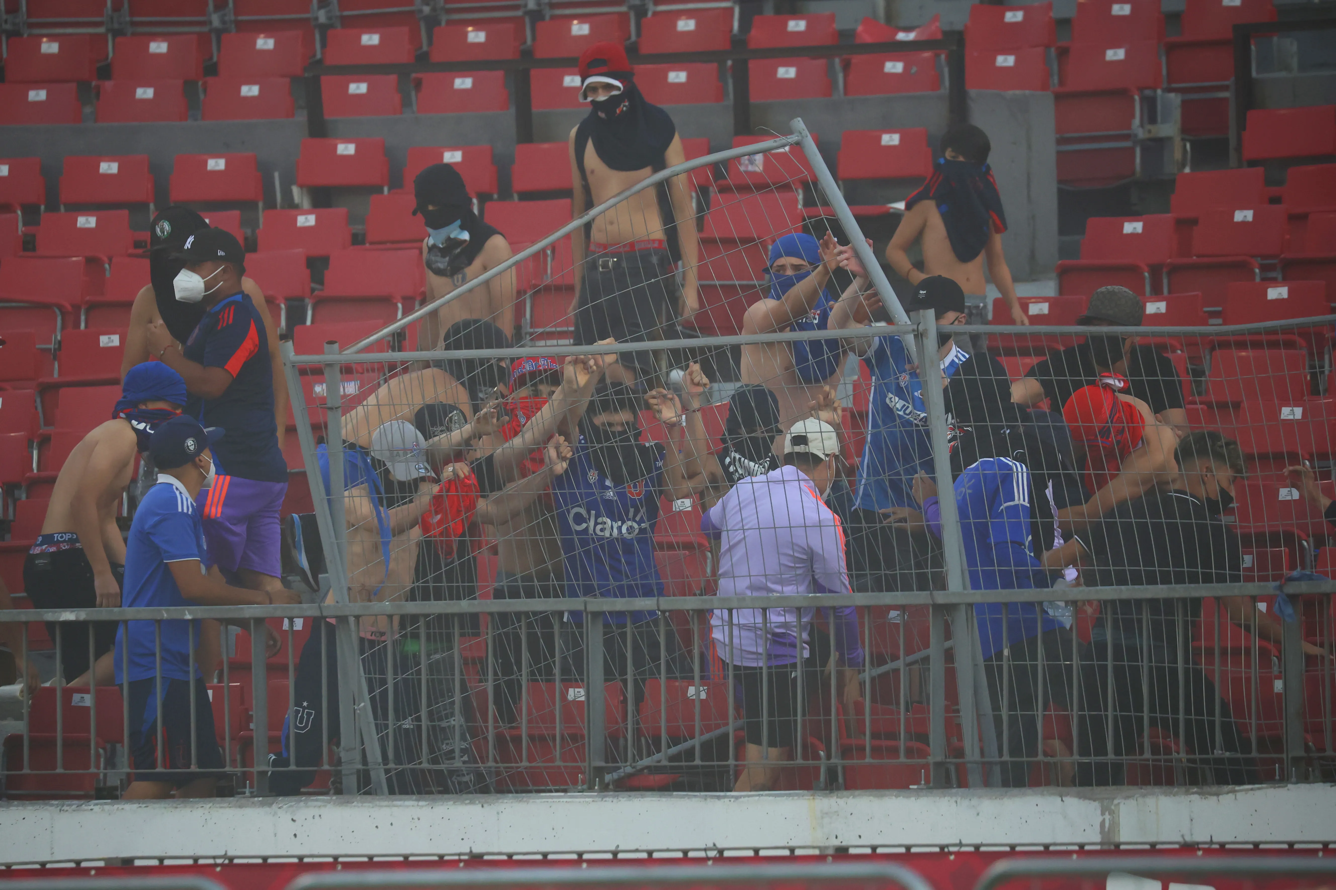 La violencia fue protagonista del partido entre los azules e itálicos | FOTO: Dragomir Yankovic/Photosport