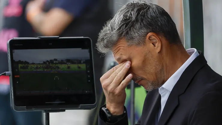 El periodista asegura que, con otra dirigencia en Macul, el técnico albo ya habría sido despedido (Foto: Andrés Piña/Photosport)