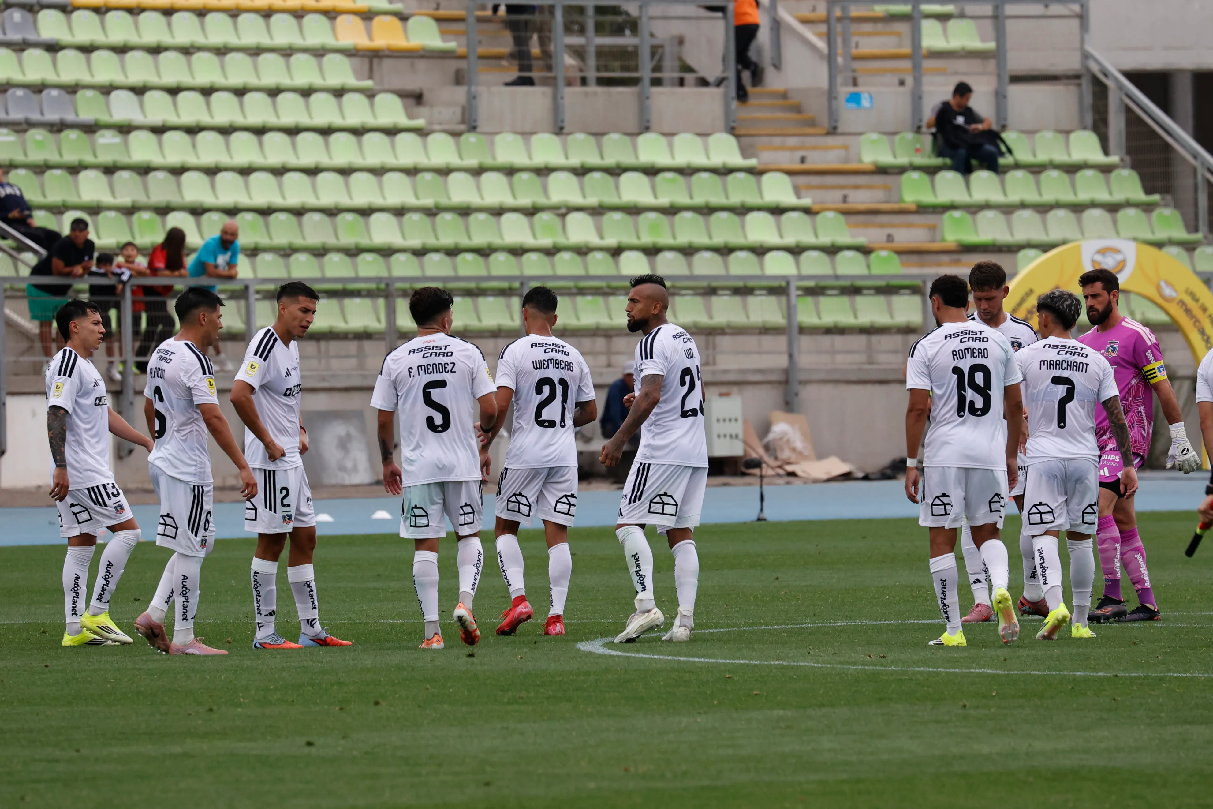 Los jugadores albos se retiraron cabizbajos del estadio Elías Figueroa Brander | FOTO: Raul Zamora/Photosport