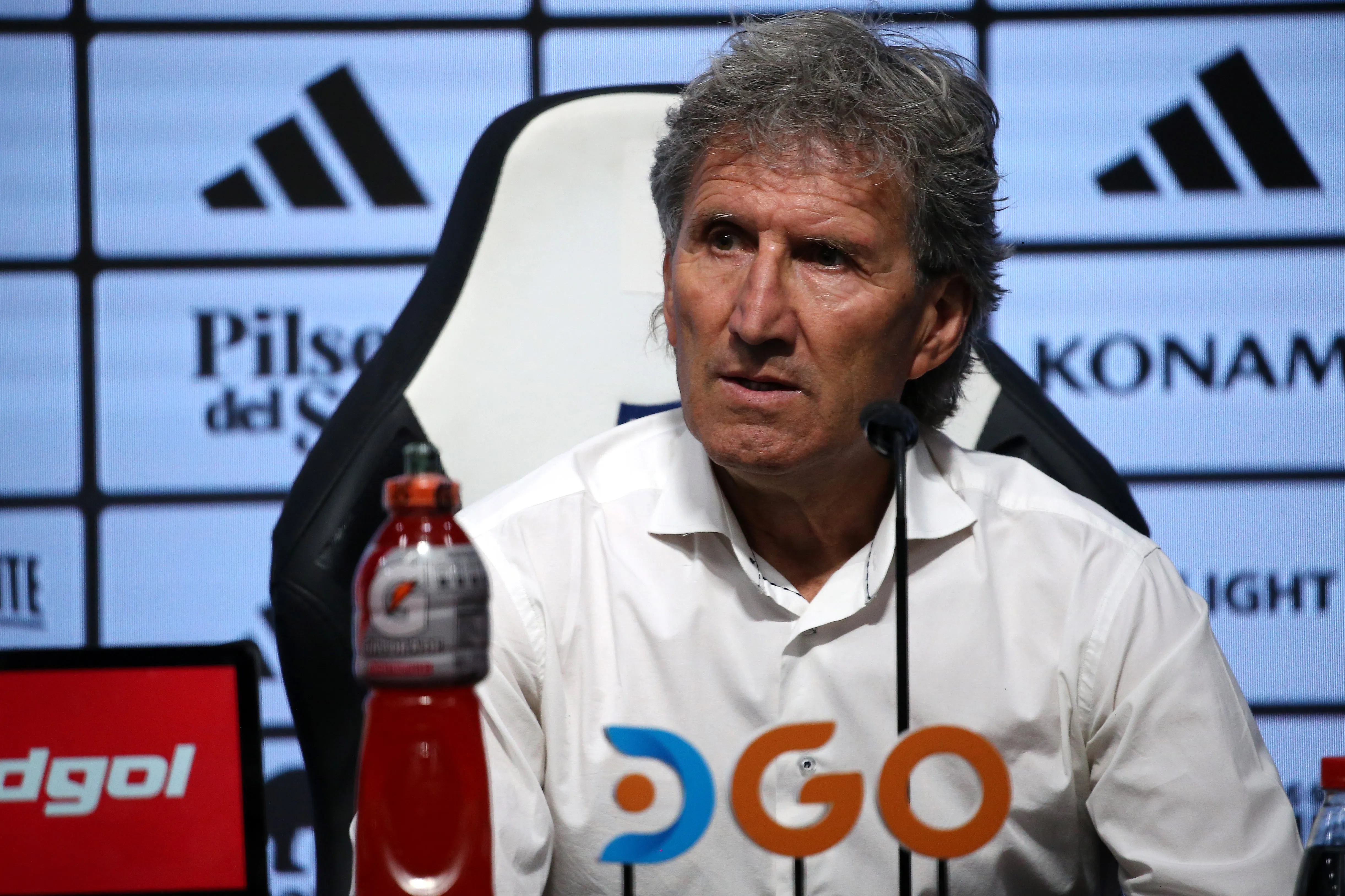 Coke Hevia apunta a Daniel Morón en Colo Colo. (Foto: Javier Salvo/Photosport)