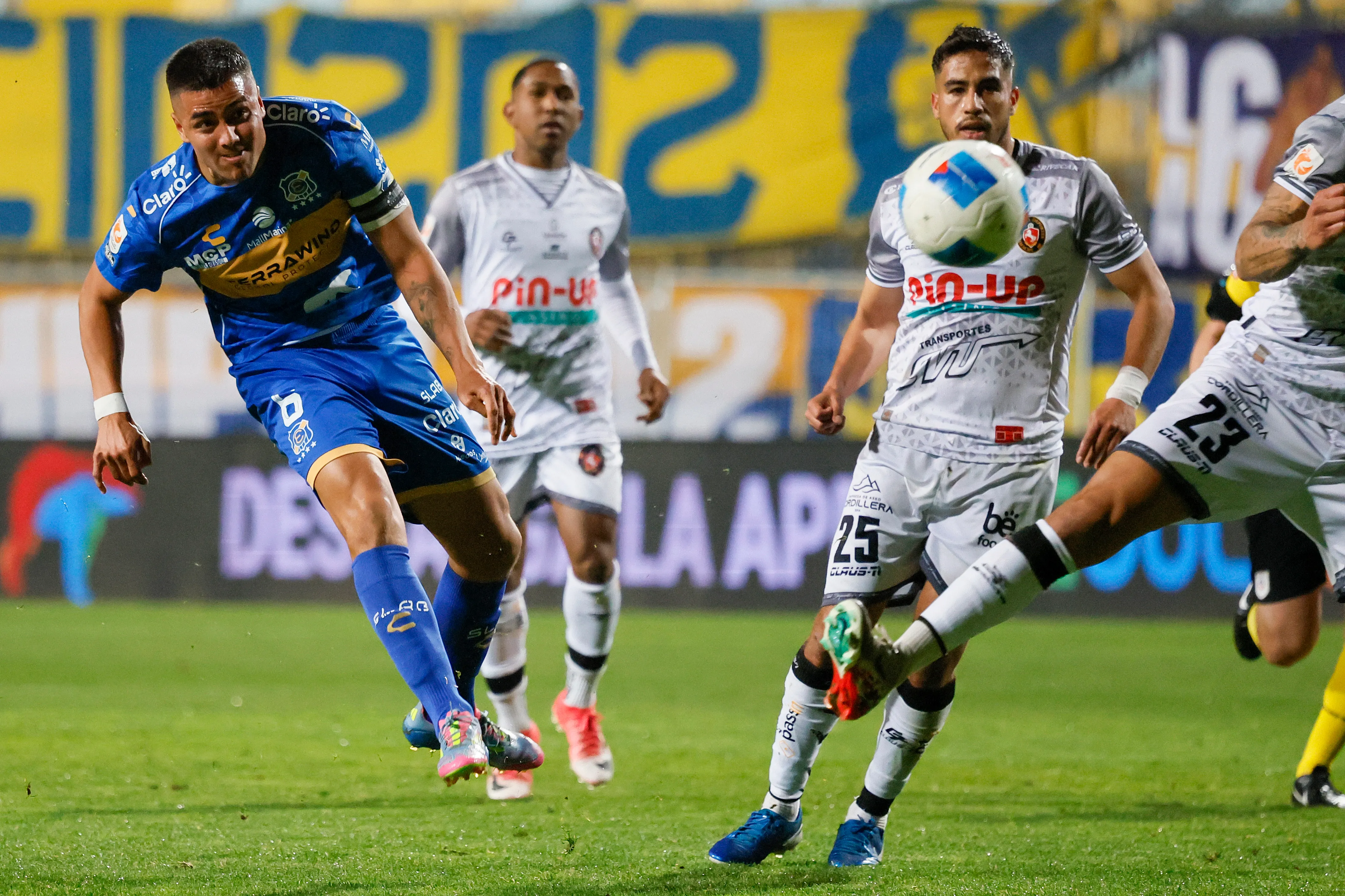 Álvaro Madrid (a la izquierda) está en la órbita de Colo Colo. (Imagen: Photosport)