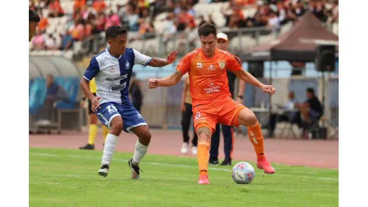 La Copa Chile 2026 dio su puntapié inicial este viernes con una nueva edición del "Clásico de la Zona Norte". En un duelo cargado de tensión y poco fútbol fluido, Deportes Antofagasta logró imponerse agónicamente por 2-1 ante Cobreloa en el Estadio Calvo y Bascuñán. El encuentro, válido por la primera fecha del Grupo C, dejó en evidencia que la rivalidad regional sigue más viva que nunca.