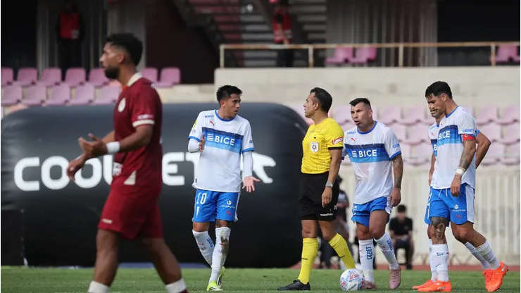 Hinchas 'Cruzados' estallan contra uno de sus fijos titulares. (Foto: Photosport)