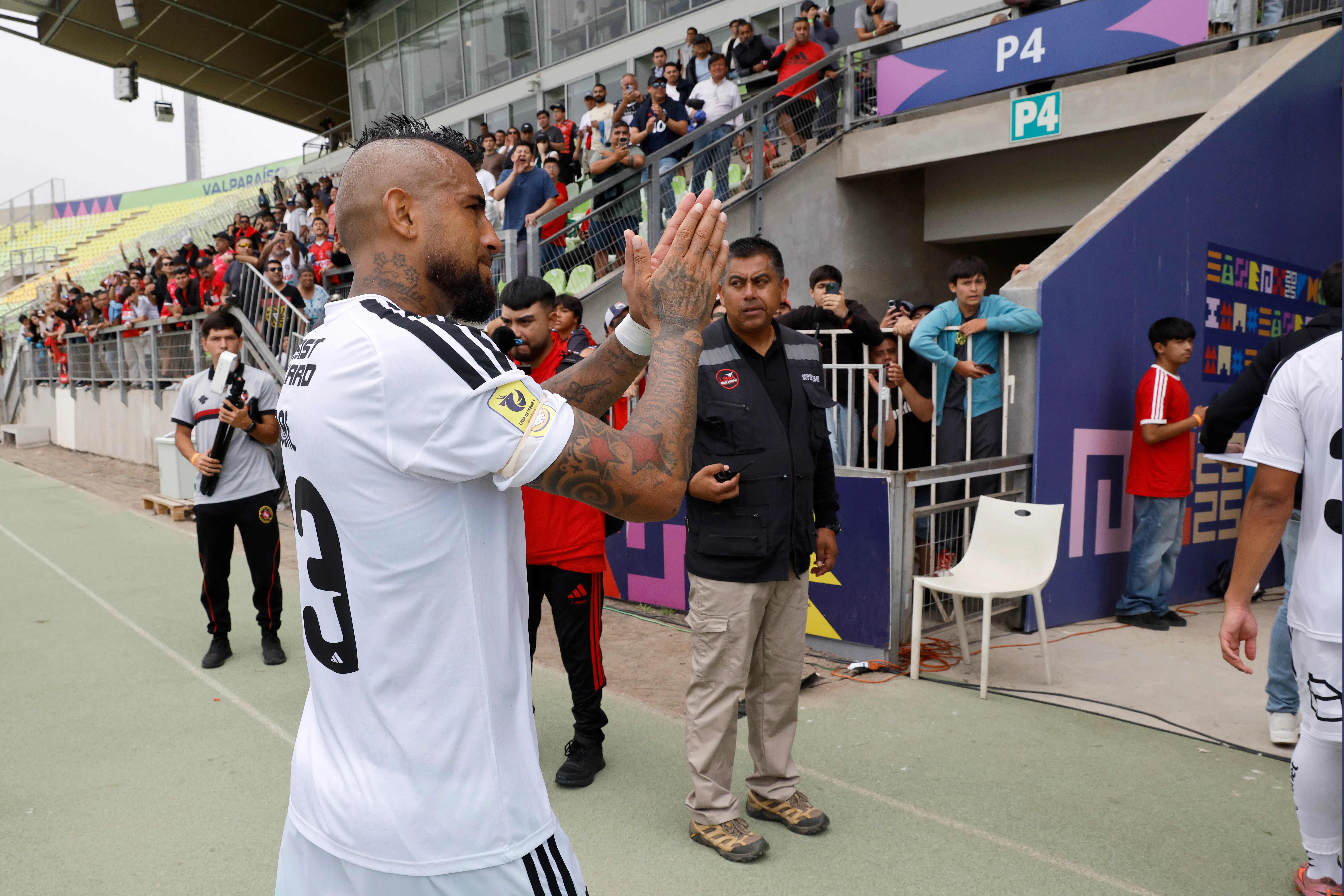 Arturo Vidal se retiró pidiendo perdón a la hinchada alba que llegó a alentar hasta Valparaíso | FOTO: Martin Thomas/Photosport