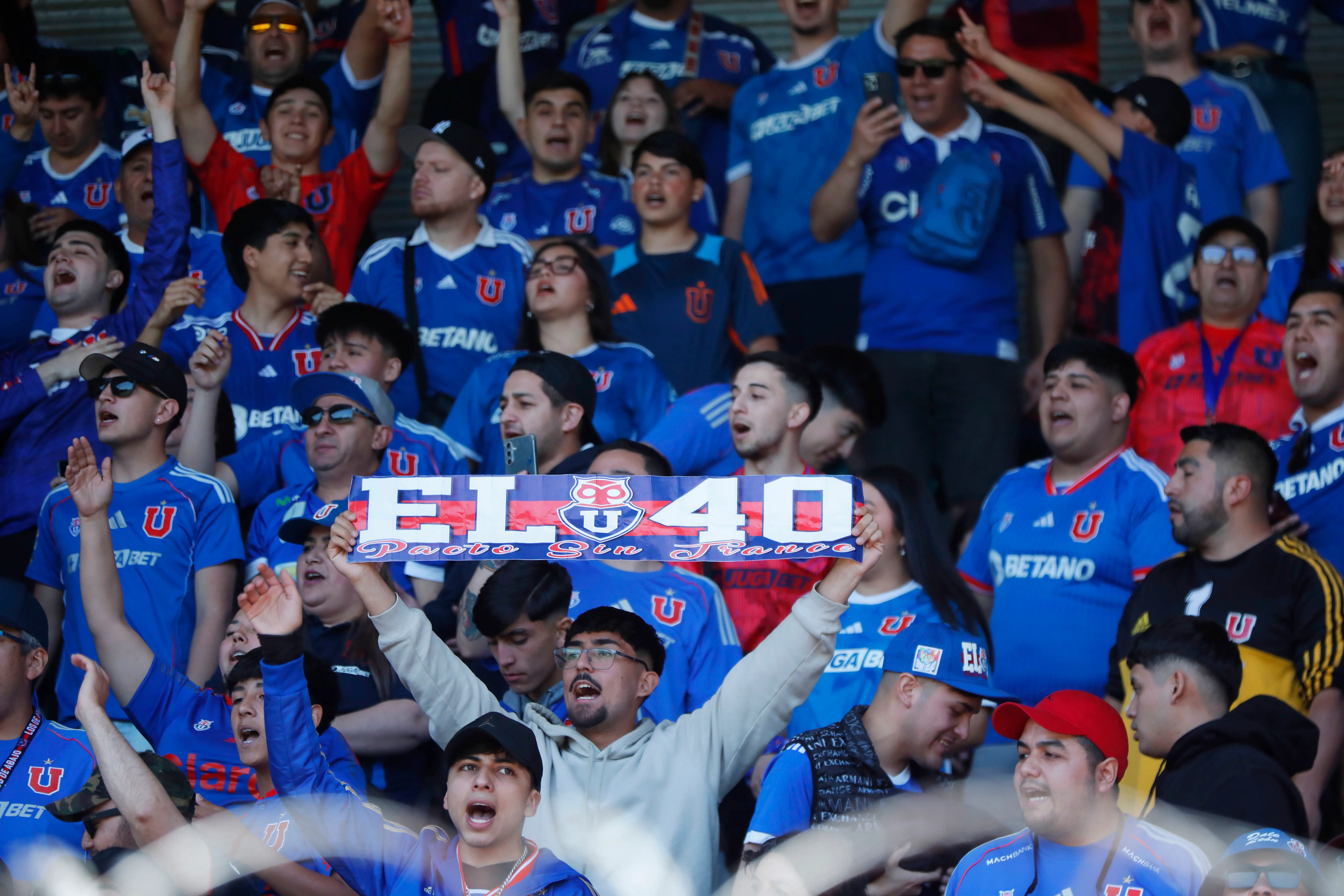 Los hinchas de Universidad de Chile en pleno partido ante Huachipato en Talcahuano | FOTO: MARCO VAZQUEZ/Photosport