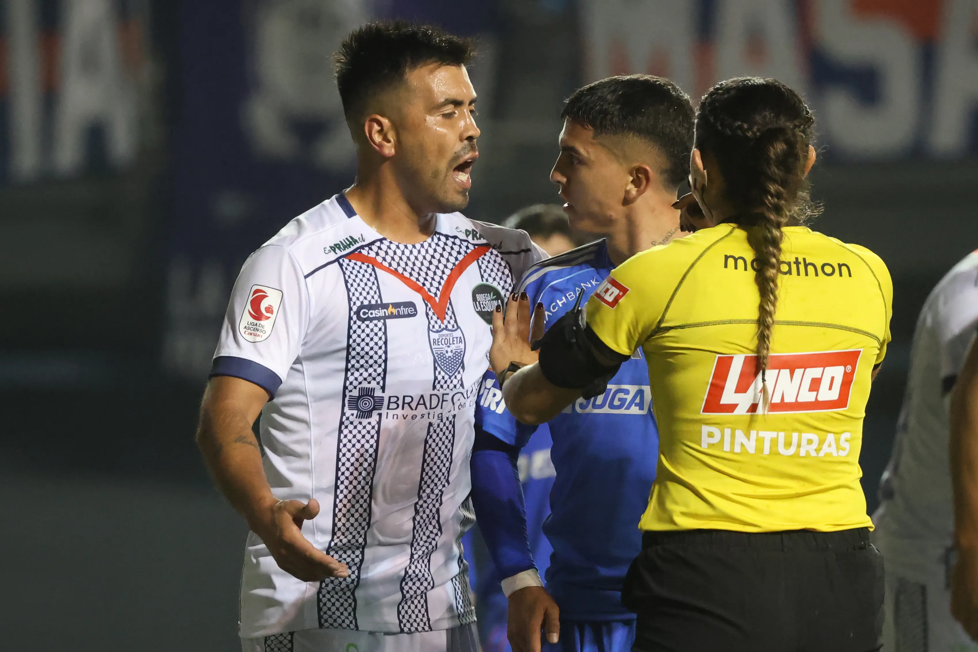 Gonzalo Espinoza enfrentando a la U con la camiseta de Recoleta | FOTO: Jonnathan Oyarzun/Photosport