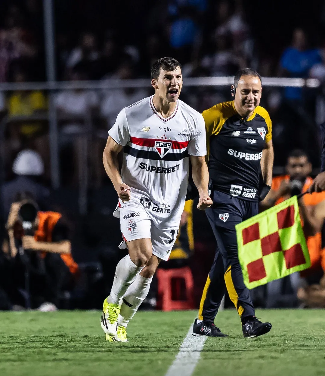 Gonzalo Tapia la rompe en Sao Paulo