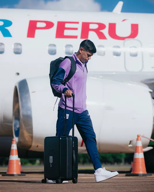Foto: @clubaloficial en X. Esteban Pavez viajó para enfrentar a 2 de Mayo.