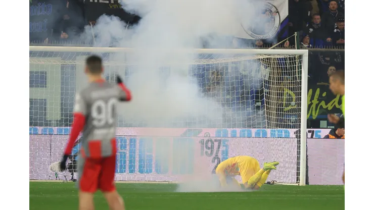 La hinchada de Inter fue duramente sancionada tras lanzar explosivos dentro del campo de juego.
