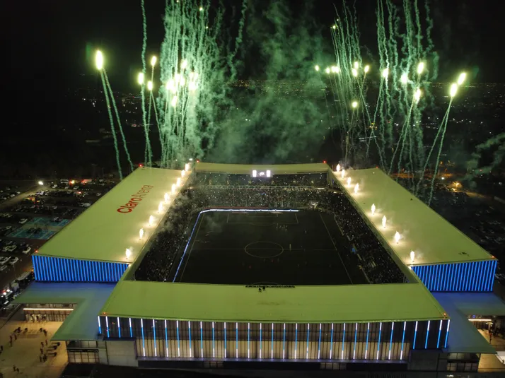Claro Arena recibe histórico reconocimiento internacional