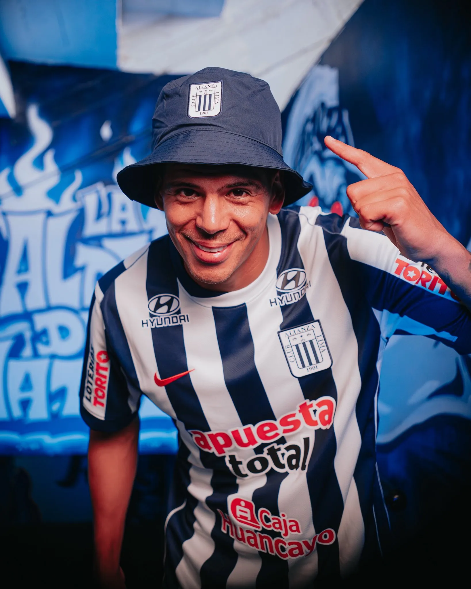 Foto: @clubaloficial en X. Esteban Pavez posa con la camiseta de Alianza Lima
