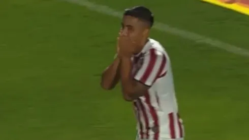 Nicolás Guerra falló esta clara opción de gol en Argentina
