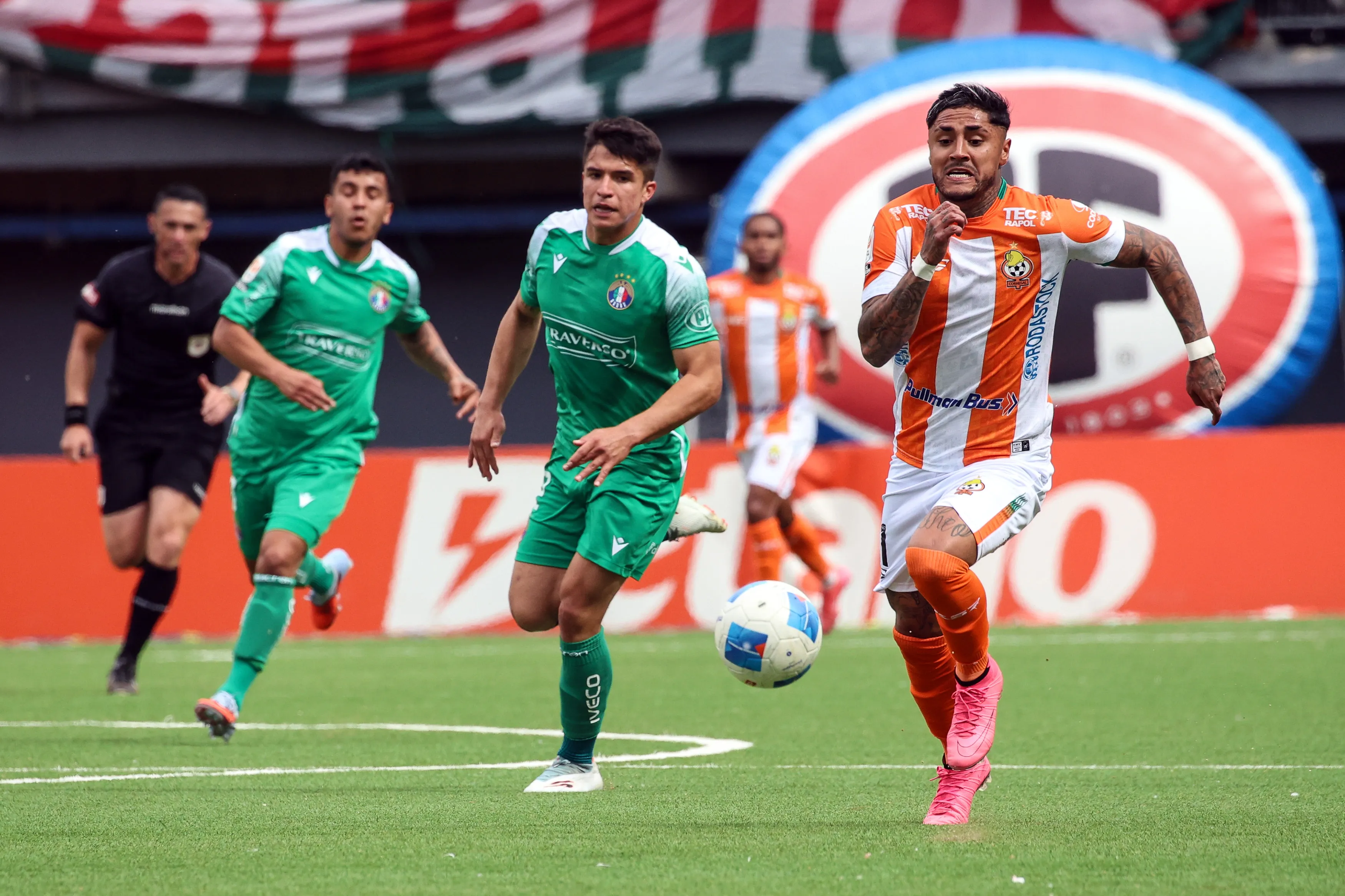 Juan Carlos Gaete estaba en Cobresal mientras fue amenazado. Jugó en Colo Colo en 2021. (Imagen: Photosport)