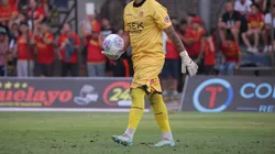 Los hispanos abrocharon a una figura bajo los tres palos.