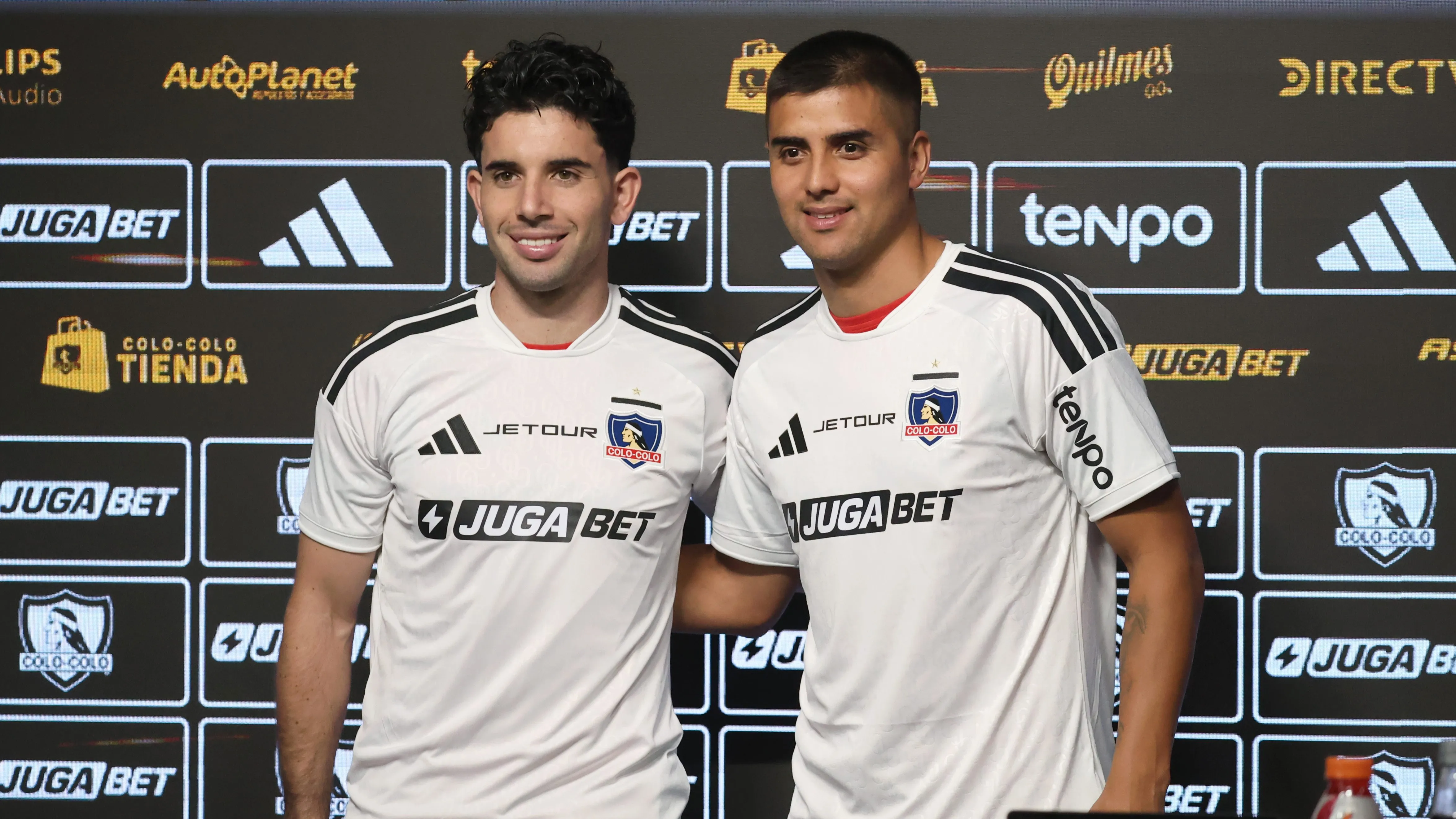 Lautaro Pastrán junto a Álvaro Madrid en la presentación de Colo Colo. (Foto: Dragomir Yankovic/Photosport)