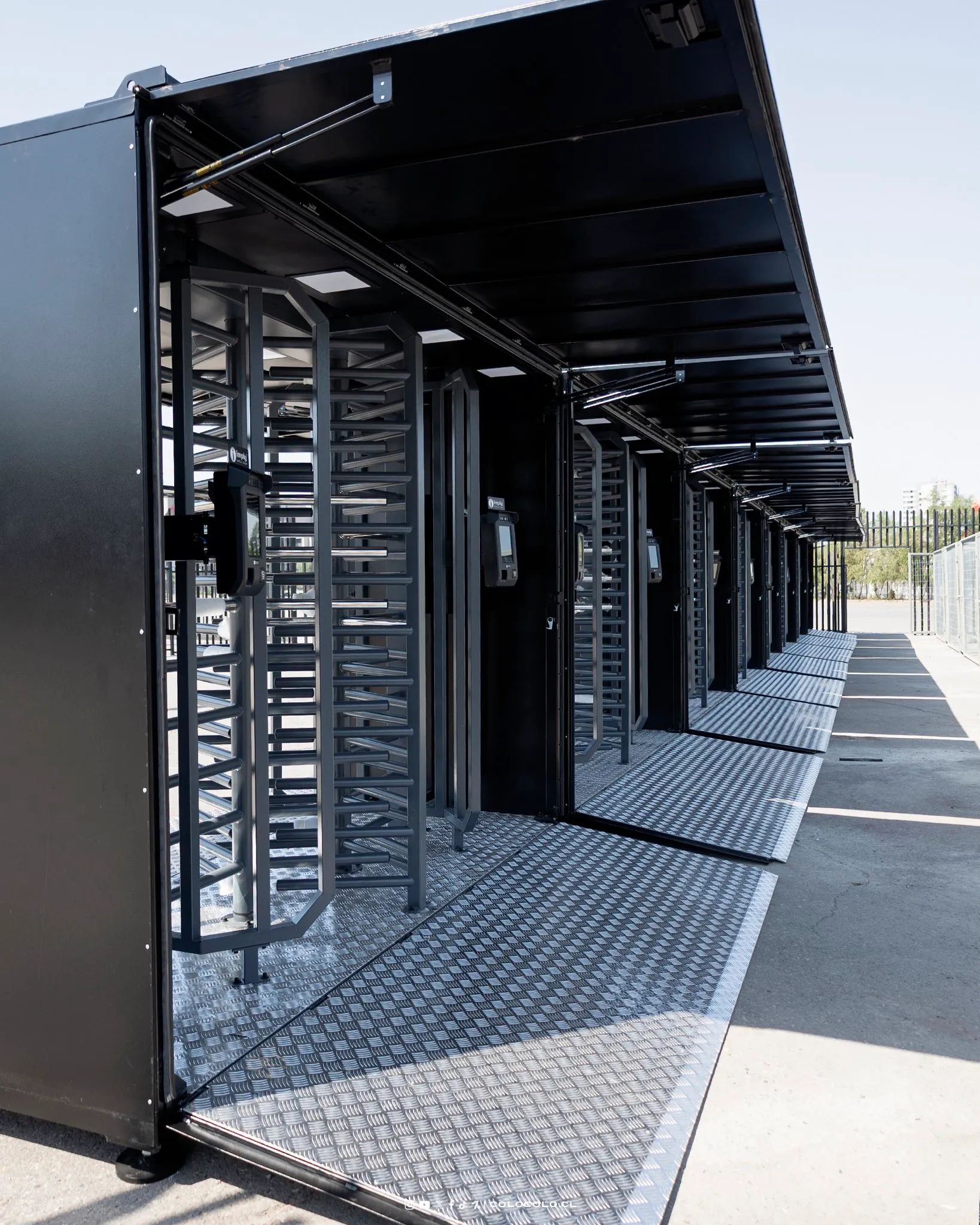 Foto: @colocolo en X. Nuevo sistema de torniquetes en Estadio Monumental