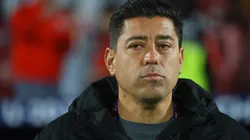 Héctor Pinto barre el piso con Nicolás Córdova.