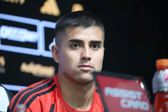 Álvaro Madrid en su presentación en Colo Colo. (Foto: Dragomir Yankovic/Photosport)