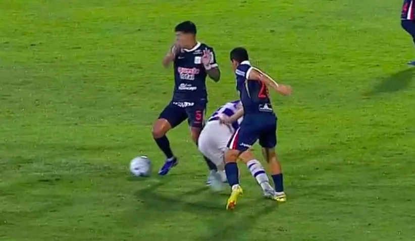 Esteban Pavez sufrió la caída de un jugador 2 de Mayo encima de su rodilla izquierda. (Foto: Captura)