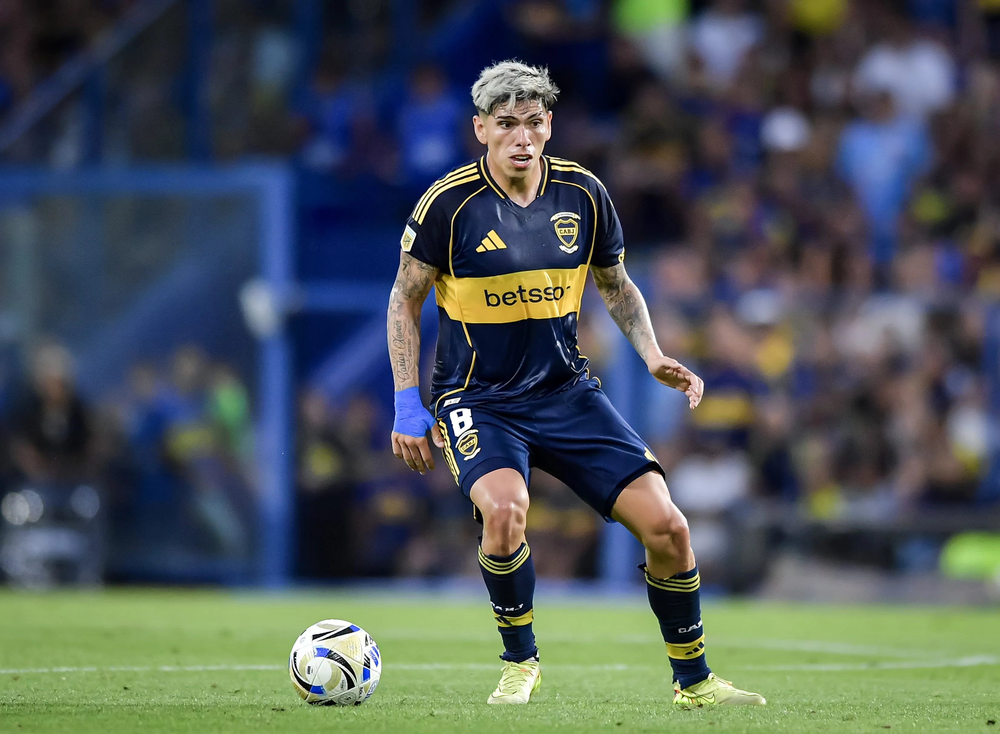 BUENOS AIRES, ARGENTINA – DECEMBER 7: Carlos Palacios of Boca Juniors runs with the ball during the Torneo Clausura Betano semifinal match between Boca Juniors and Racing Club at Estadio Alberto J. Armando on December 7, 2025 in Buenos Aires, Argentina. (Photo by Marcelo Endelli/Getty Images)