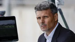 Fernando Ortiz atendió al descontento del hincha albo. (Foto: Andrés Piña/Photosport)