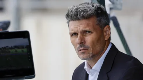 Fernando Ortiz atendió al descontento del hincha albo. (Foto: Andrés Piña/Photosport)
