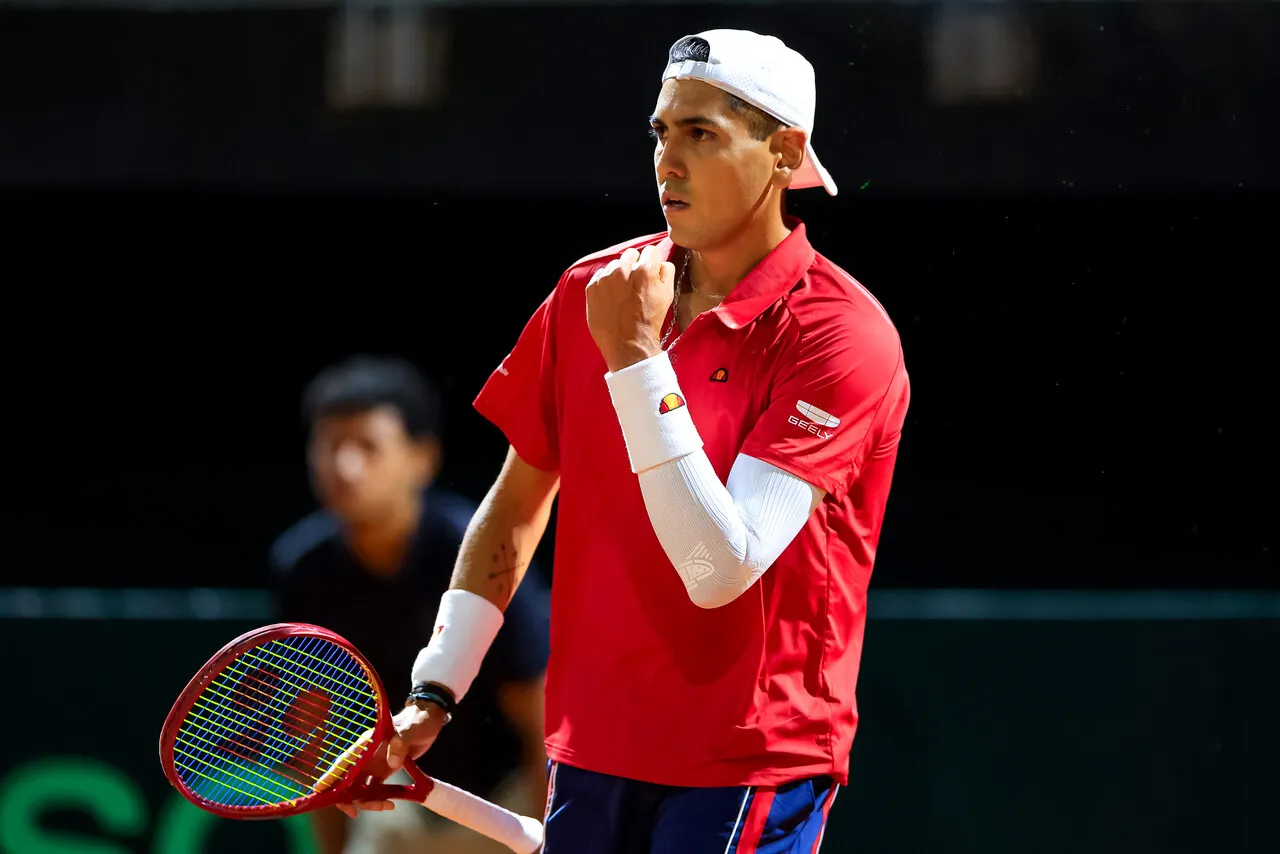 Alejandro Tabilo sufrió con el nerviosismo y ganó en tres sets (Photosport).